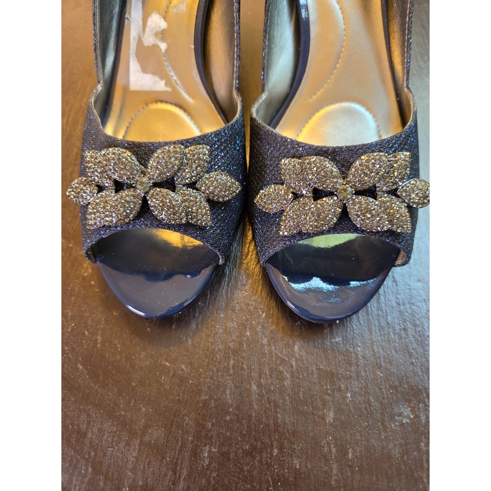 Bandolino Women's Bdniella Peak Toe Sparkle Navy Silver Bow Heels Size 10M NEW! - Picture 3 of 12